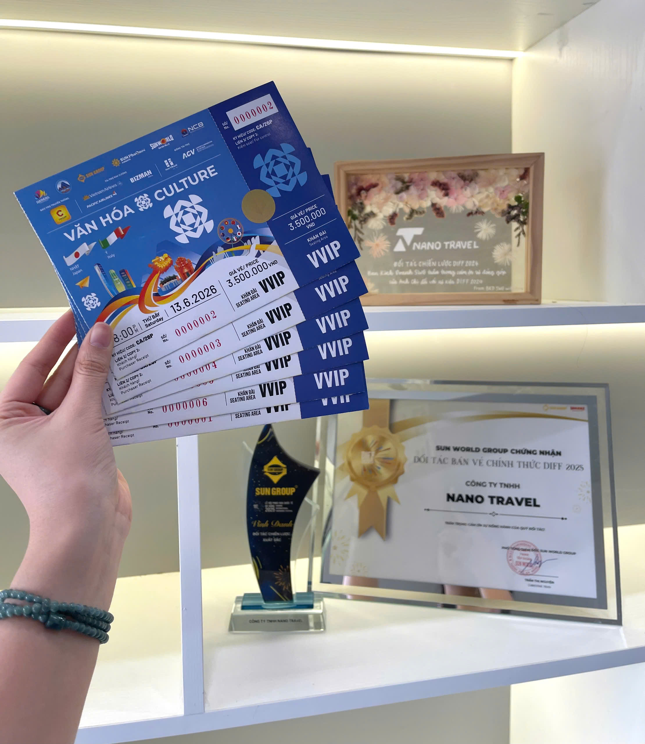 Giấy mời VIP cho sự kiện DIFF Đà Nẵng, kèm theo chứng nhận của công ty Nano Travel.